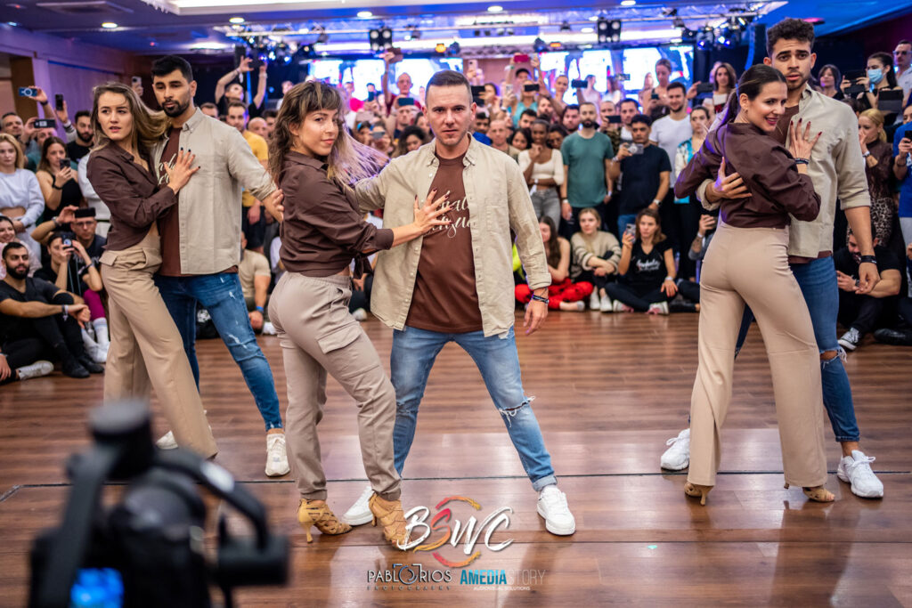 Pareja bailando bachata sensual en un congreso